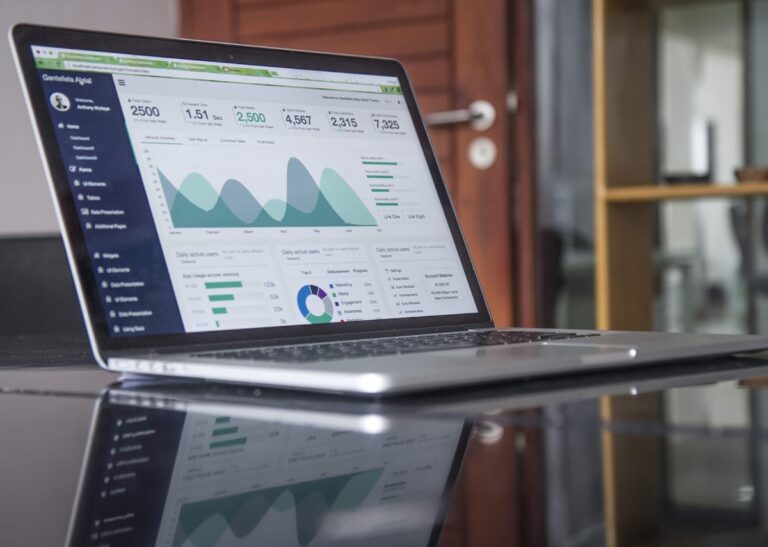 Laptop con dashboard de analytics y metricas de marketing digital para empresas